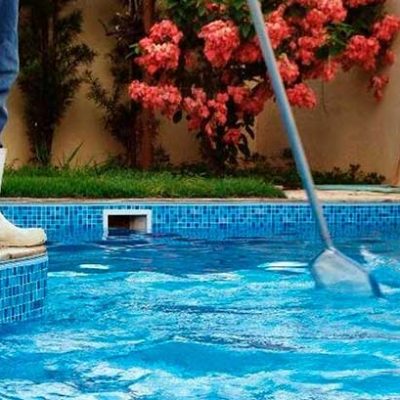 A limpeza e tratamento da piscina pode ser feita pelo zelador?