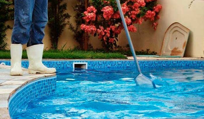 A limpeza e tratamento da piscina pode ser feita pelo zelador?