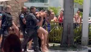 O vereador paulista Renato Oliveira, do MDB, sendo retirado por policiais da piscina do condomínio após denúncias de racismo.