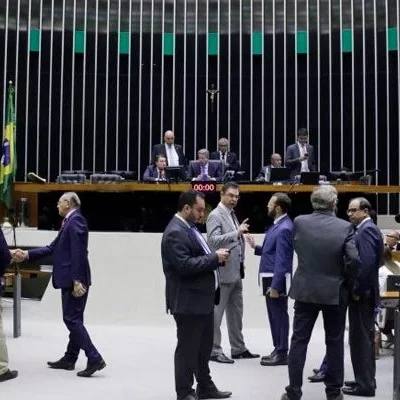 Deputados participam de sessão do Plenário