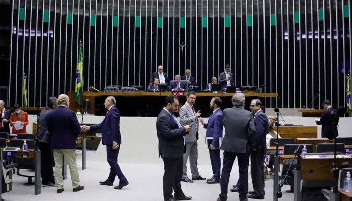 Deputados participam de sessão do Plenário