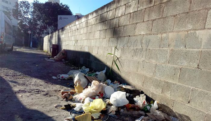 Condomínios de alto padrão no Swift dividem espaço com entulho de terreno abandonado