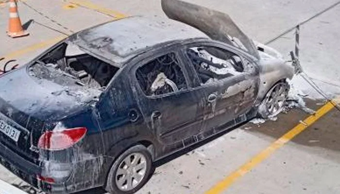 Carro no bairro Residencial Flamboyant pegou fogo na madrugada desta quinta-feira