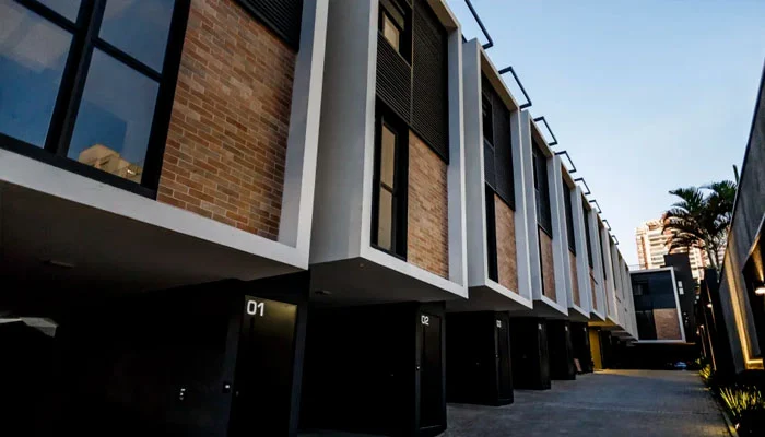 Casas de condomínio modernas no formato e conceito das antigas vilas residenciais. As plantas são personalizadas para cada comprador. Casas da Cube Inc. na Vila Mariana