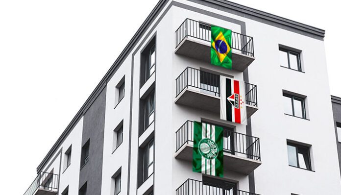 É permitido bandeiras na janela ou sacada dos prédios?
