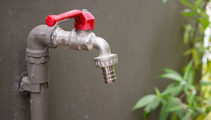 Moradores de condomínio em SG reclamam da falta de água