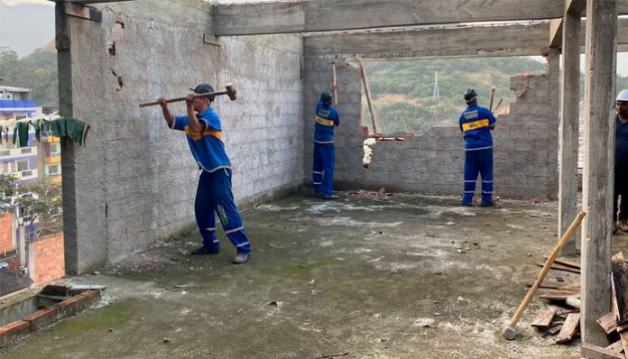 Prefeitura do Rio faz ação para demolir prédio na Muzema