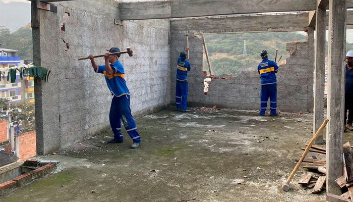 Prefeitura do Rio faz ação para demolir prédio na Muzema