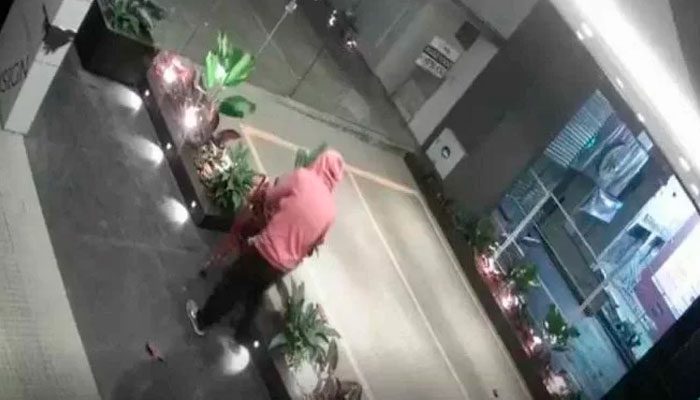 Homem é flagrado furtando plantas em condomínio em MG