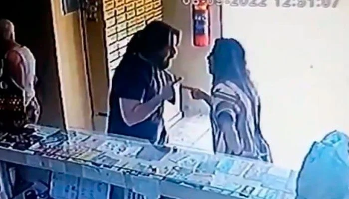 morador cospe e agride síndica de condomínio no RJ