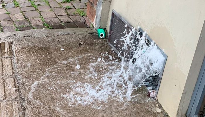 Condomínio tem hidrômetro furtado e água fica jorrando em Farroupilha