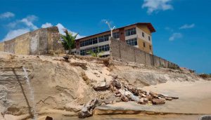 Muro de condomínio no Icaraí, em Caucaia, desabou com força da maré nesta segunda-feira