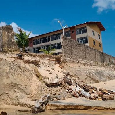 Muro de condomínio no Icaraí, em Caucaia, desabou com força da maré nesta segunda-feira