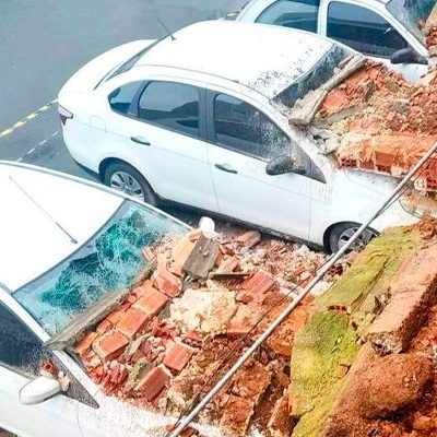 Muro desaba em cima de carros estacionados em condomínio na RMC