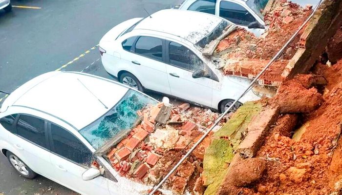 Muro desaba em cima de carros estacionados em condomínio na RMC