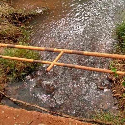 Perigo, as duas grades das laterais da Ponte, caíram dentro do Córrego Espraiado, próximo do Condomínio Cachoeira