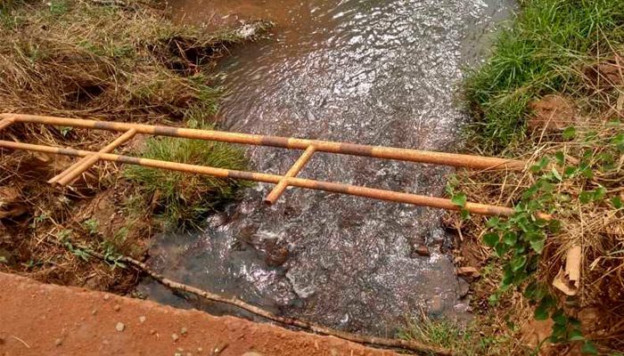 Perigo, as duas grades das laterais da Ponte, caíram dentro do Córrego Espraiado, próximo do Condomínio Cachoeira