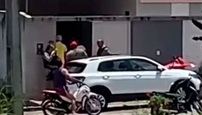 Ex-prefeito de Maribondo Leopoldo Pedrosa dispara mais de 20 tiros em condomínio residencial e moradores ficam apavorados
