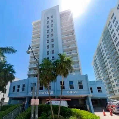 O condomínio Port Royale fica a cerca de 2 quilômetros ao sul do prédio do condomínio Champlain Towers South em Surfside, Flórida, também na Collins Avenue.