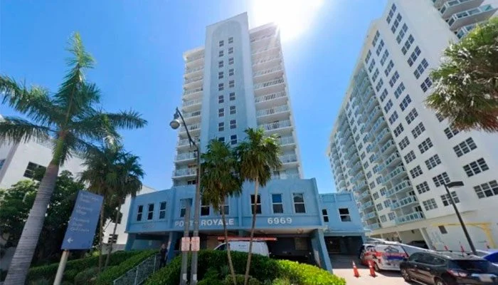 O condomínio Port Royale fica a cerca de 2 quilômetros ao sul do prédio do condomínio Champlain Towers South em Surfside, Flórida, também na Collins Avenue.