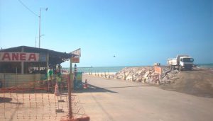 População se mobilizou na região após danos causados a imóveis. Após intervenções que não seguraram impactos na costa, município aposta em novo projeto.