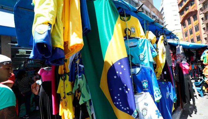 Venda de itens relacionados à Copa do Mundo no Centro de São Paulo