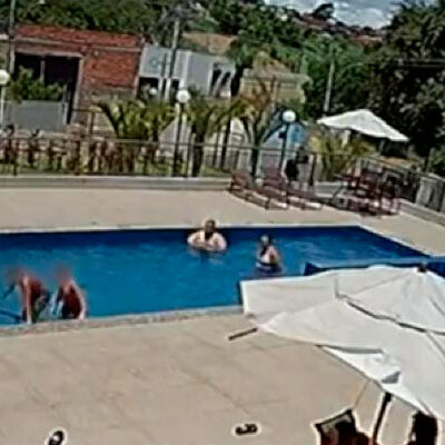 Mulher tenta afogar menino em piscina de condomínio