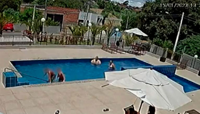 Mulher tenta afogar menino em piscina de condomínio
