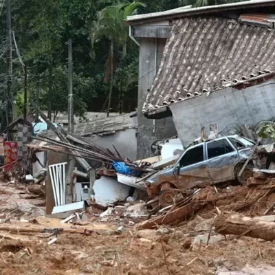 Trabalhos de resgate continuam após inundações e deslizamentos de terra