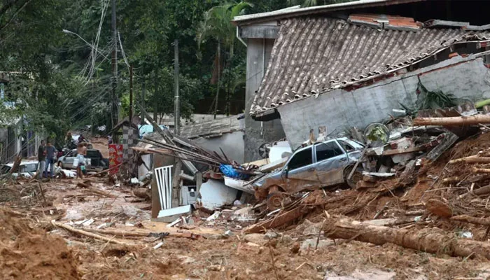 Trabalhos de resgate continuam após inundações e deslizamentos de terra