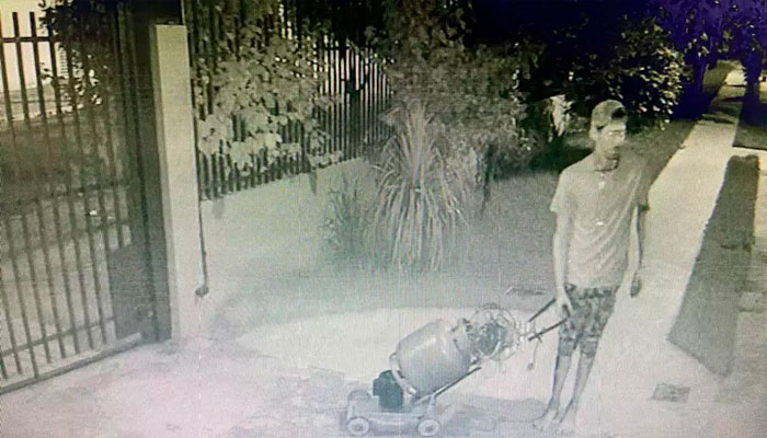 Câmera de segurança flagra o furto de um botijão de gás, no bairro Tiradentes