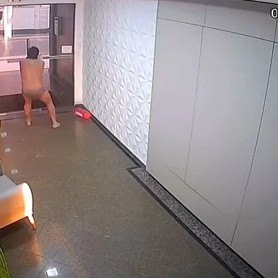 Somente de cueca, homem invade prédio e causa prejuízos no local