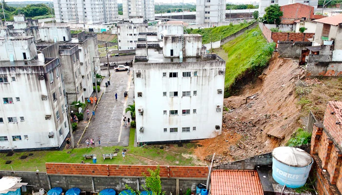 parte de condomínio e três casas estão interditadas