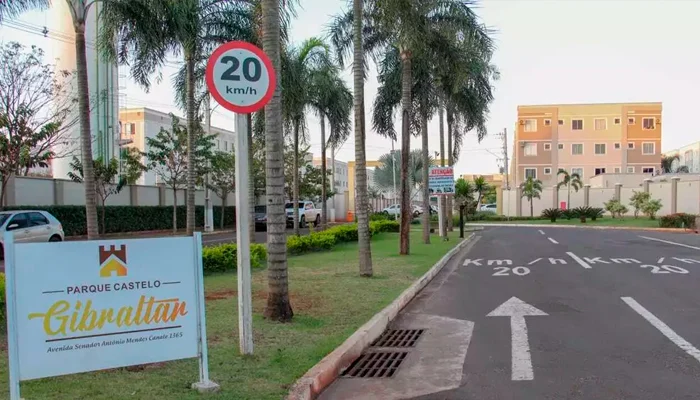 Entrada do condomínio, no Bairro Pioneiros, em Campo Grande. -