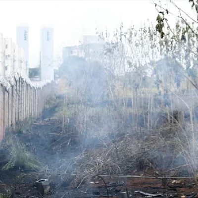 Área de incêndio que lambeu muro de condomínio ainda queima no Jd. Seminário