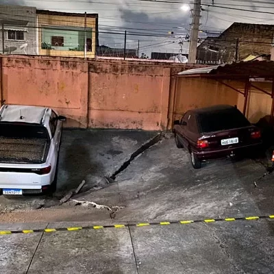 Estacionamento afunda a menos de dois metros de prédio em Fortaleza e moradores são retirados