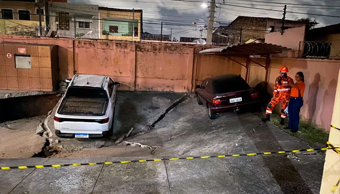 Estacionamento afunda a menos de dois metros de prédio em Fortaleza e moradores são retirados