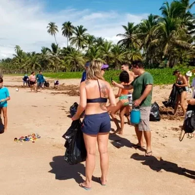 Moradores da praia de Busca Vida são conscientizados sobre o descarte consciente do lixo