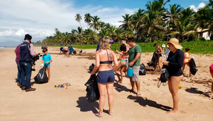 Moradores da praia de Busca Vida são conscientizados sobre o descarte consciente do lixo