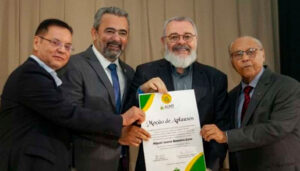 O presidente da AL, Eduardo Botelho; Claudecir Contreira, presidente do Creci-MT; o advogado Miguel Zaim e o deputado Júlio Campos, respectivamente.