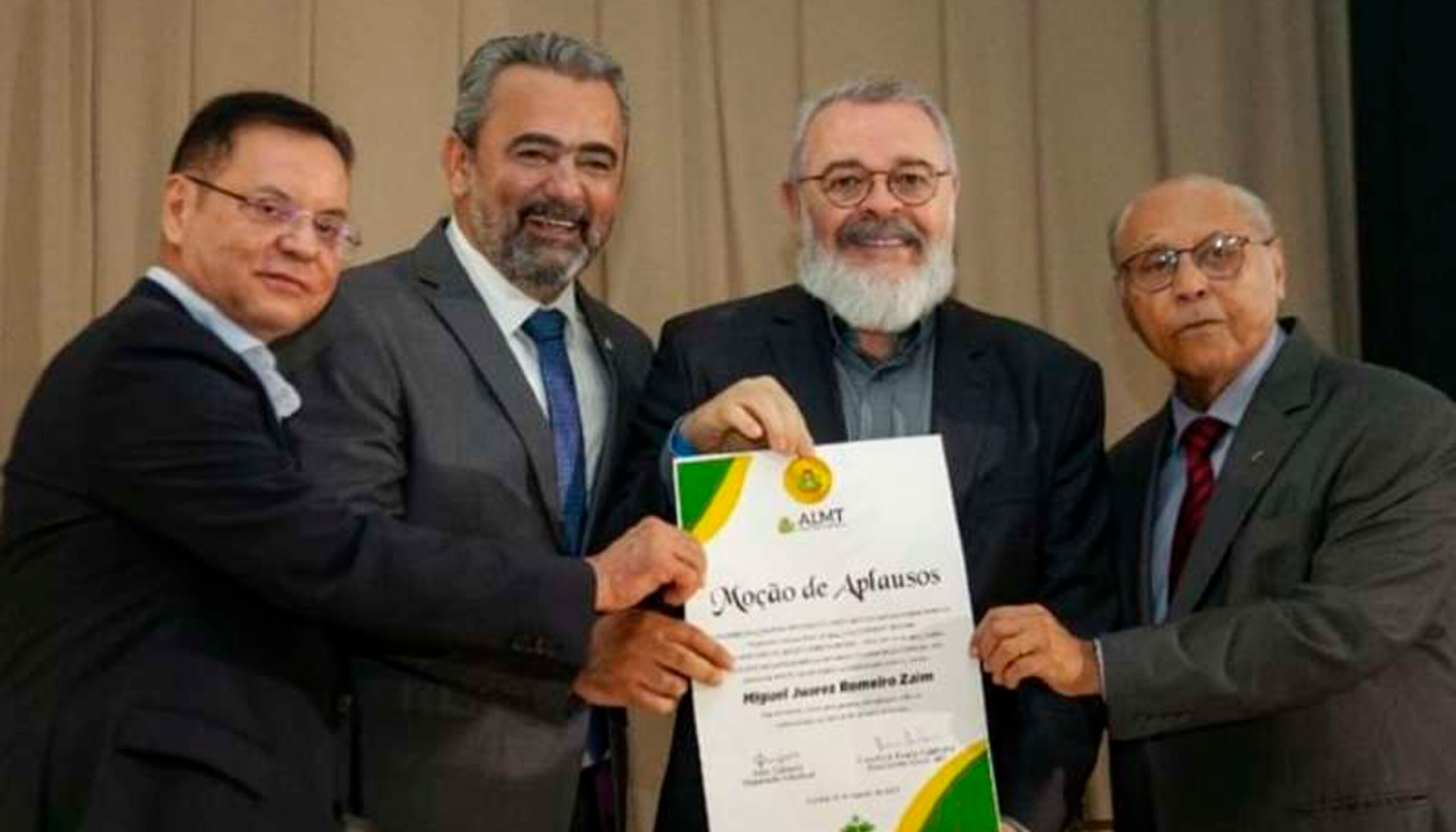 O presidente da AL, Eduardo Botelho; Claudecir Contreira, presidente do Creci-MT; o advogado Miguel Zaim e o deputado Júlio Campos, respectivamente.