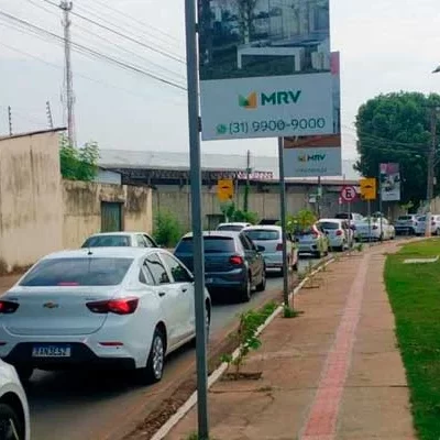 Após a construção de um condomínio, trânsito no bairro sofre com engarrafamentos