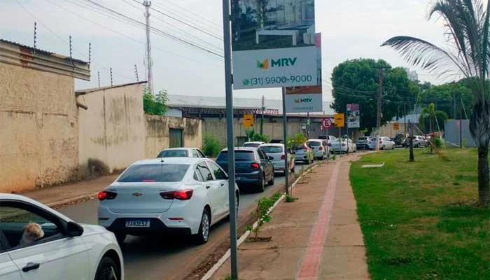 Após a construção de um condomínio, trânsito no bairro sofre com engarrafamentos