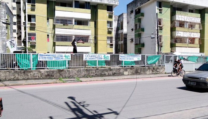 Justiça cumpre reintegração de posse de condomínio que tem risco de desabamento, em Jaboatão