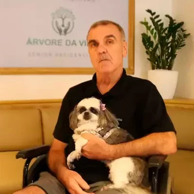 Cachorrinha salva dono que teve AVC e ficou cinco dias caído em chão de apartamento