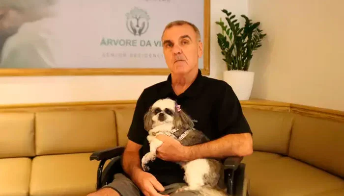 Cachorrinha salva dono que teve AVC e ficou cinco dias caído em chão de apartamento