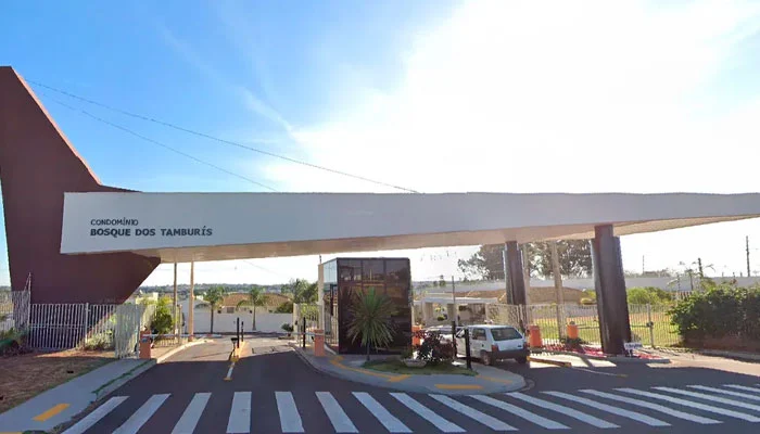 Fachada da portaria do Condomínio Bosque dos Tamburís, em Presidente Prudente