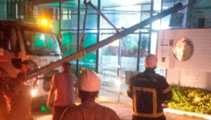 Estrutura de obra cai em frente a condomínio na Ponta do Farol, em São Luís