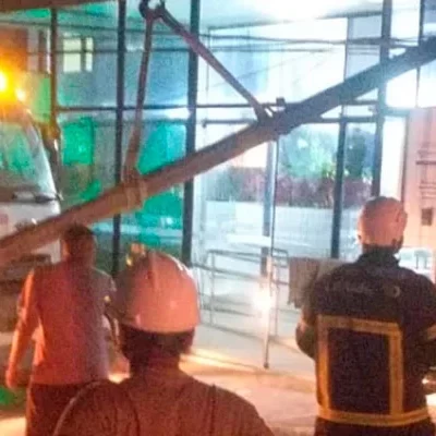 Estrutura de obra cai em frente a condomínio na Ponta do Farol, em São Luís