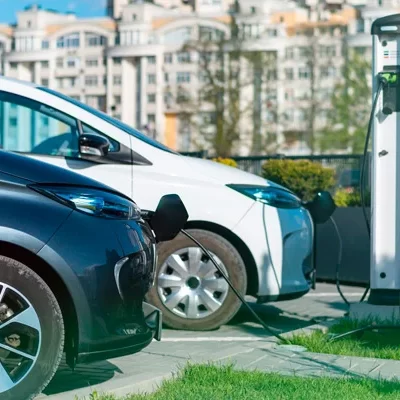 A instalação de tomadas para carros elétricos em condomínios e suas implicações